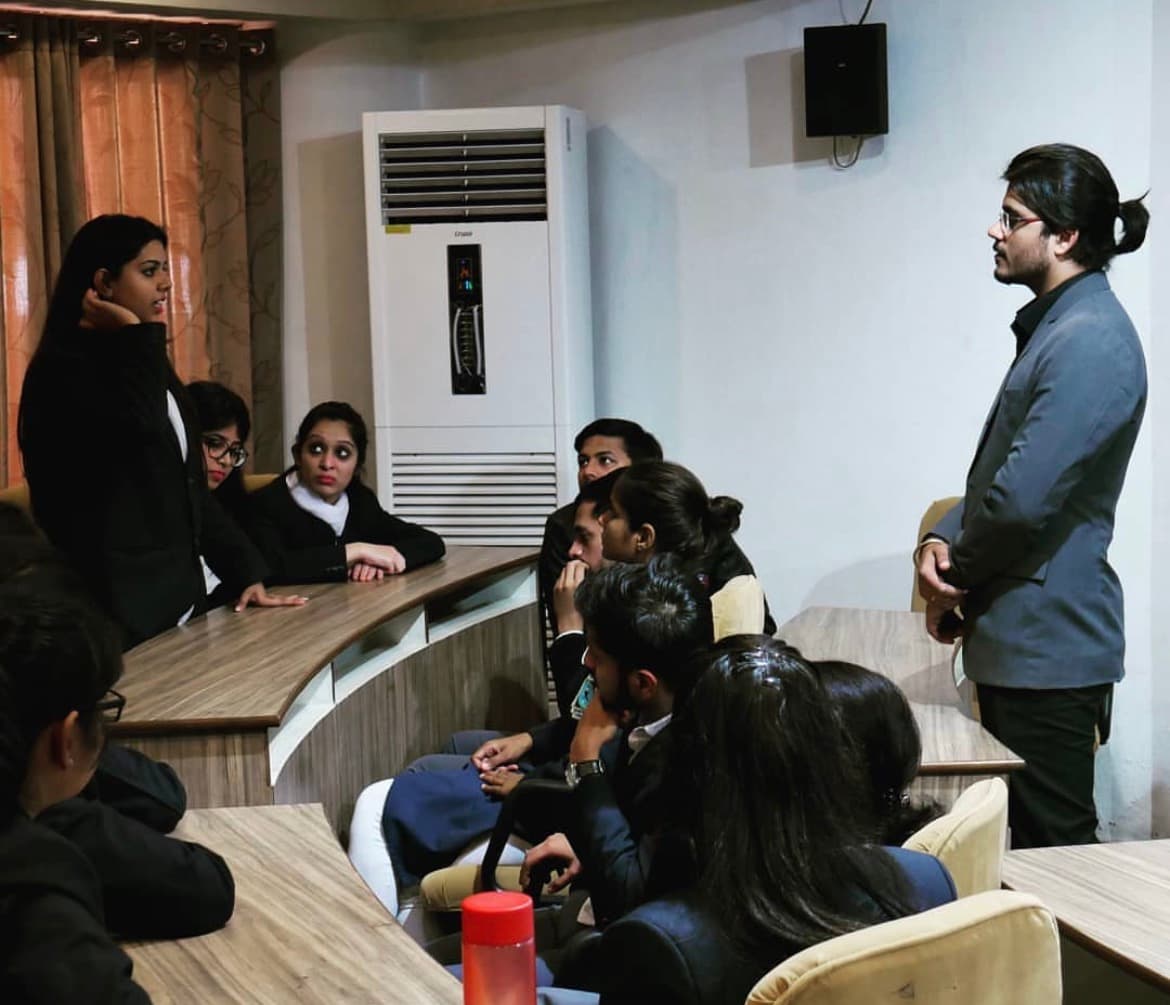 Interactive workshop with facilitator and participants